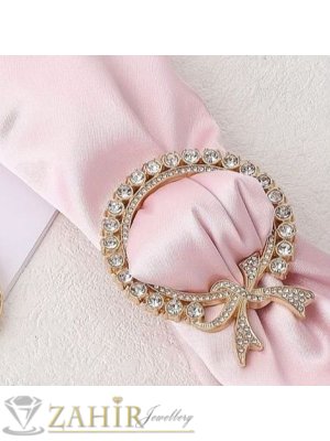 Луксозна метална катарама подходяща панделка, пдходяща за шал или дреха с бели кристали на златиста основа, размер 5 см - B1576